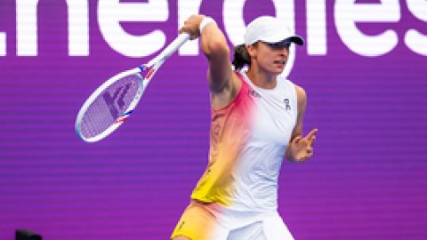 Iga Swiatek tops Elena Rybakina in quarterfinals for her 15th win in a row in the Qatar Open in Doha