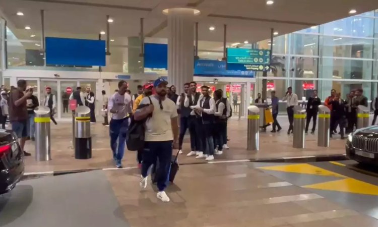 VIDEO: चैंपियंस ट्रॉफी के लिए दुबई लैंड हुई टीम इंडिया, फैंस ने किया ज़बरदस्त स्वागत