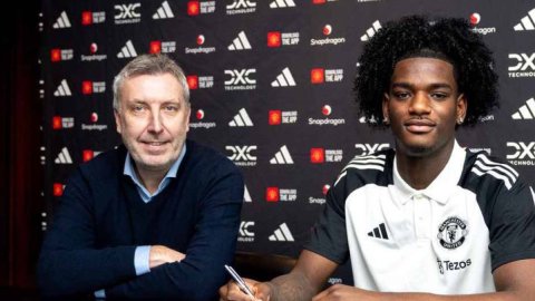 Manchester United sign England youngster Ayden Heaven till 2029