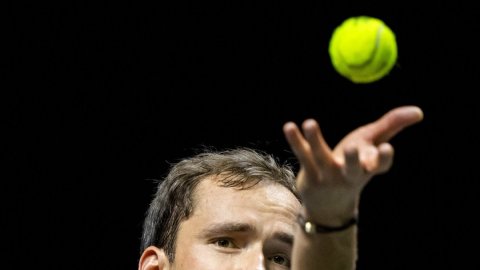 Medvedev reaches his first quarter-final of the season in Marseille