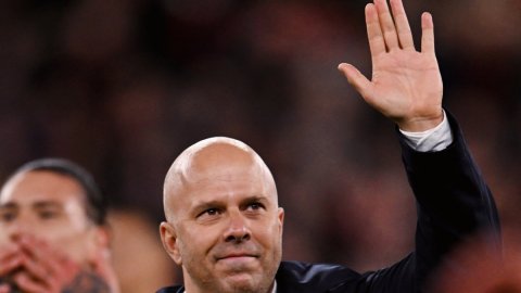Pressure at Liverpool comes from wearing the shirt, has nothing to do with title race: Arne Slot