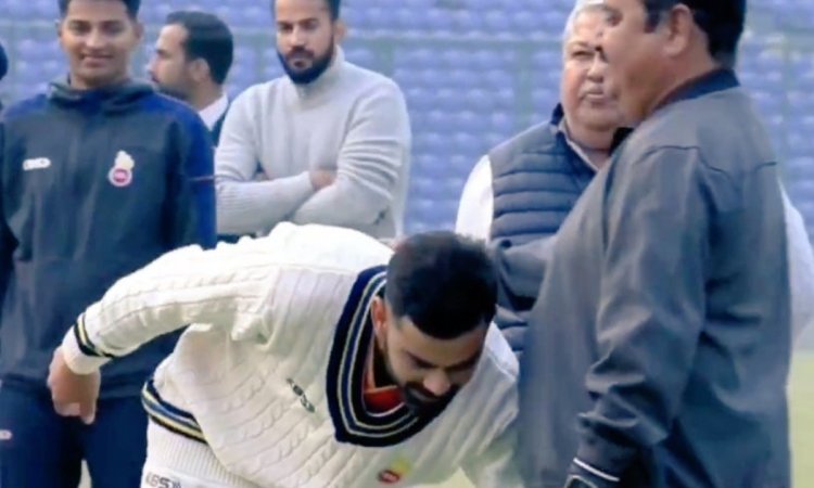 VIDEO: विराट कोहली ने फिर जीता दिला, बचपन के कोच को देखते ही छुए पैर
