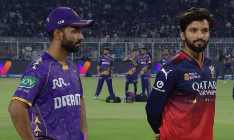 शाहरुख और कोहली के डांस के बाद मैदान पर उतरी टीमें, RCB ने टॉस जीतकर की बॉलिंग की शुरुआत