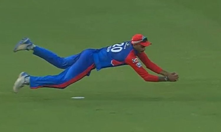 अक्षर पटेल का सुपरमैन अवतार! हवा में उड़कर लपका हैरतअंगेज कैच; देखिए VIDEO