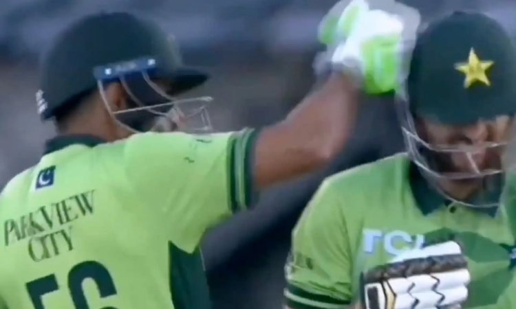 मैच के बीच बाबर आज़म का अनोखा अंदाज, सलमान आगा को दिया हेड पंच; देखिए  Video