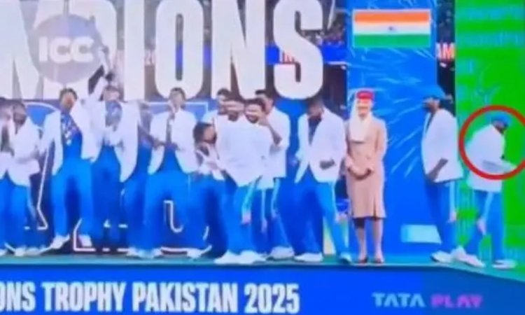 WATCH: पोडियम पर उड़ा शैम्पेन, मोहम्मद  शमी चुपचाप दूर खड़े होकर निभाते दिखे अपनी आस्था