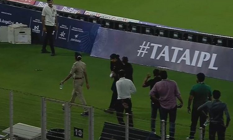 VIDEO: मार्कस स्टोइनिस का छक्का सीधे सिक्योरिटी गार्ड के पैर पर, पलभर के लिए सन्नाटा