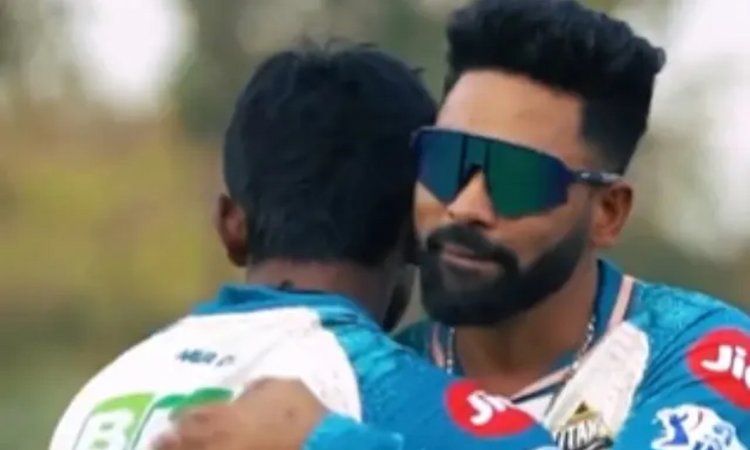 VIDEO: गुजरात टाइटंस के कैंप में स्टाइलिश स्कूटर में  एंट्री करते नजर आए मोहम्मद सिराज 