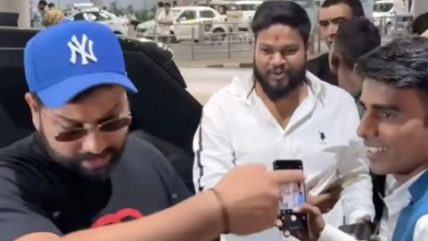 WATCH: 'थोड़ा दूर रहो'—रोहित शर्मा का पापा मोड ऑन! बेटी समायरा को कैमरों से बचाते दिखे हिटमैन WATCH: 'थोड़ा दूर रहो'—रोहित शर्मा का पापा मोड ऑन! बेटी समायरा को कैमरों से बचाते दिखे हिटमैन