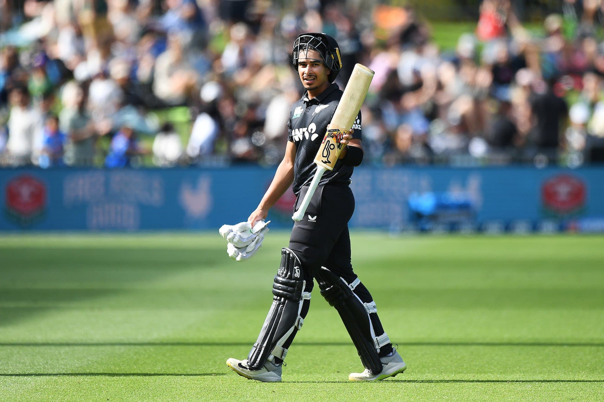 Lahore-born Muhammad Abbas breaks Pandya's ODI world record on debut playing for New Zealand vs Paki அறிமுக ஆட்டத்தில் அரைசதம் கடந்து சாதனை படைத்த முகமது அப்பாஸ்!