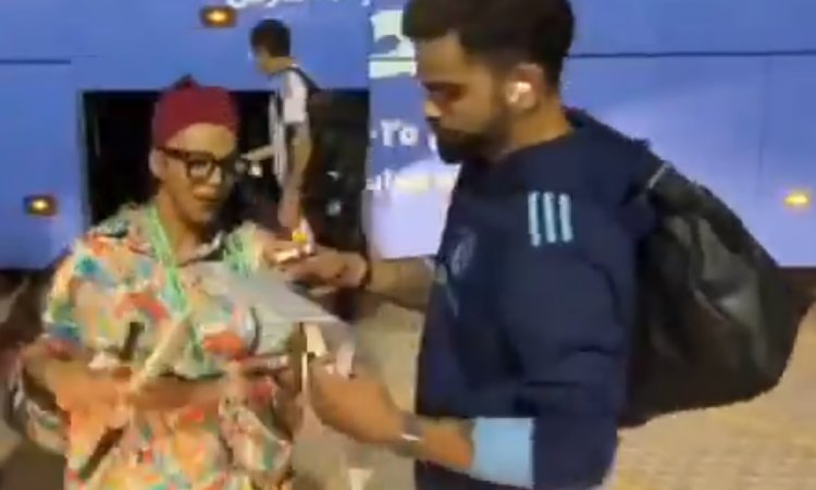 WATCH: 'बुरा ना मानो होली है, बुरा ना मानो कोहली है', विराट से ऑटोग्राफ लेते हुए चिल्लाई फैन