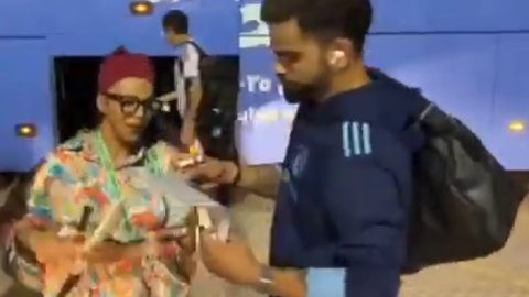 WATCH: 'बुरा ना मानो होली है, बुरा ना मानो कोहली है', विराट से ऑटोग्राफ लेते हुए चिल्लाई फैन