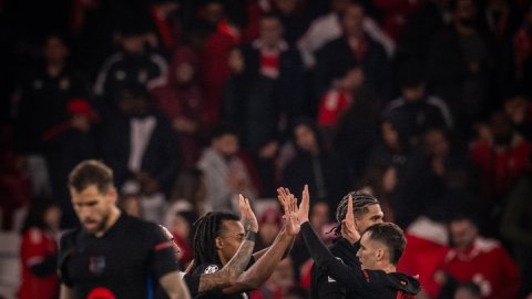 Champions League: Ten-man Barcelona beat Benfica, Liverpool stun PSG