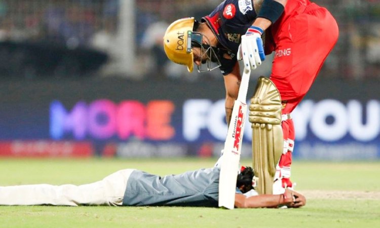 WATCH: ईडन गार्डन्स में फैन ने दिया सिक्योरिटी को गच्चा, विराट के पैर छूकर ही लिया दम