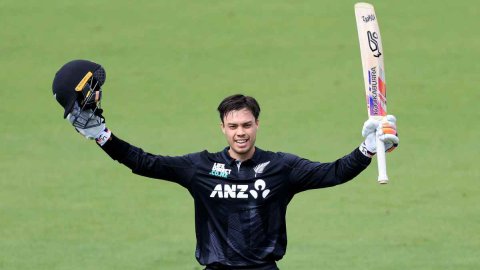 Mark Chapman Ton Lifts New Zealand To 344-9 In First Pakistan ODI