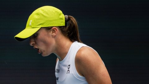 Miami Open: Swiatek beats Svitolina to reach QF, Eala advances after Badosa withdraws