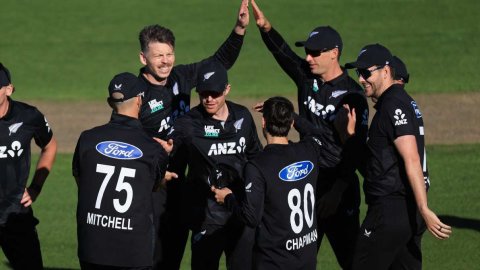 New Zealand beat Pakistan by 73 runs in first odi to take 1-0 lead NZ vs PAK: 22 रन में गिरे 7 विकेट, चैपमैन और स्मिथ के दम पर न्यूजीलैंड ने पहले वनडे में पाकिस्तान को