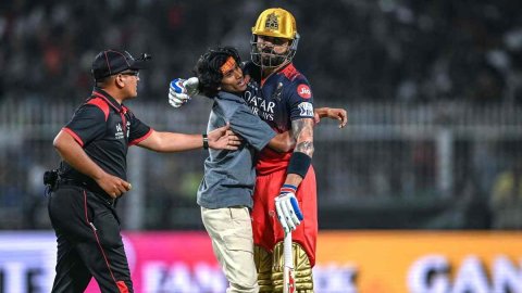 Pitch invader reveals what Virat Kohli told him after he touched his feet in IPL 2025 Match ‘जल्दी भाग जा’ सुरक्षा घेरा तोड़कर विराट कोहली के पैर छूने वाले फैन ने खोला राज, बताया स्टार खिलाड़ी