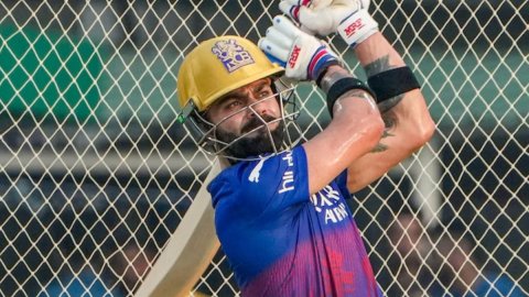 WATCH: किंग कोहली ने RCB की जर्सी में शुरू की प्रैक्टिस, नेट्स में लगाए एक से बढ़कर एक खूबसूरत शॉट्स