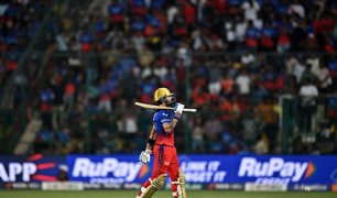 IPL 2025: Virat Kohli Joins RCB Squad After Lifting Champions Trophy Title ஐபிஎல் 2025: ஆர்சிபி அணியில் இணைந்த விராட் கோலி!