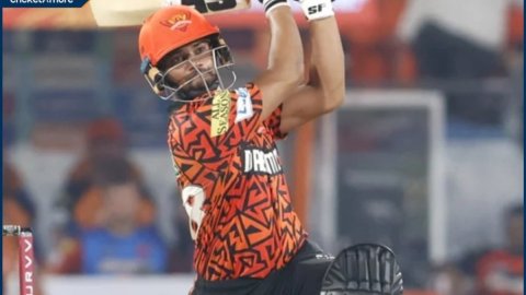 DC vs SRH: कौन हैं अनिकेत वर्मा? पूरी बैटिंग हुई फेल लेकिन झांसी के लड़के ने बचाई हाफ सेंचुरी से लाज