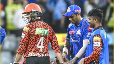 Suryakumar Yadav ने लिए Abhishek Sharma के मज़े, LIVE MATCH में जेब में हाथ डालकर की तलाशी; देखें VI