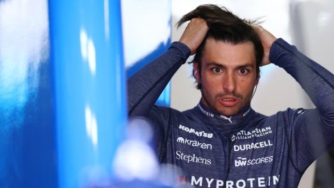 F1: Sainz handed three-place grid penalty for impeding Hamilton during Japanese GP Qualifying