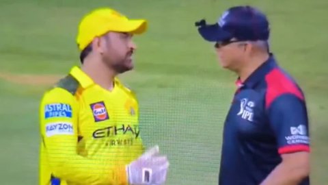 WATCH: MI से हार के बाद अंपायर्स से भिड़े एमएस धोनी, बहस करते हुए वीडियो वायरल