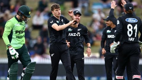 NZ vs PAK: वनडे सीरीज में भी पाकिस्तान की शर्मनाक हार, न्यूजीलैंड ने तीसरा मैच जीतकर 3-0 से किया क्ल NZ vs PAK: वनडे सीरीज में भी पाकिस्तान की शर्मनाक हार, न्यूजीलैंड ने तीसरा मैच जीतकर 3-0 से किया क्ल