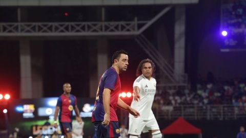 Real Madrid Leyendas defeat FC Barcelona Legends 2-0 in historic Navi Mumbai clash