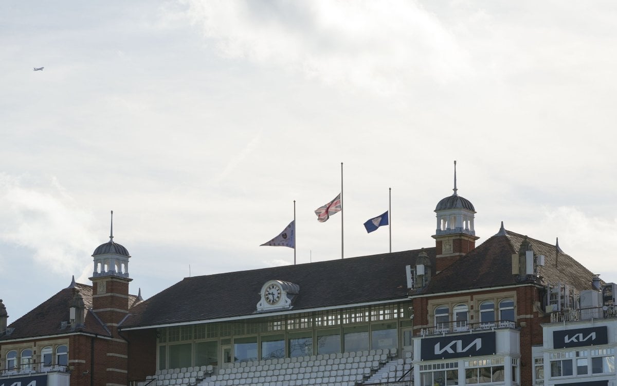 Surrey players wear black armbands in County game after Alec Stewart’s wife dies Surrey players wear black armbands in County game after Alec Stewart’s wife dies