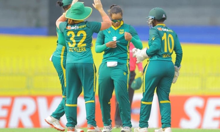 Chloe Tryon created several milestones for South Africa Women! முத்தரப்பு ஒருநாள் தொடர்: ஹாட்ரிக் விக்கெட்டுகளை வீழ்த்தி சாதனை படைத்த சோலே ட்ரையான்!