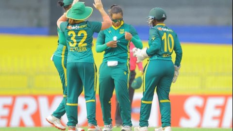 Chloe Tryon created several milestones for South Africa Women! முத்தரப்பு ஒருநாள் தொடர்: ஹாட்ரிக் விக்கெட்டுகளை வீழ்த்தி சாதனை படைத்த சோலே ட்ரையான்!