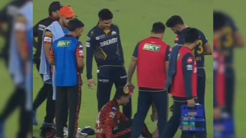 VIDEO: गुस्से में आग-बबूला हुए गिल, मैदान पर अभिषेक को मारी किक, कैमरे में कैद हुई अजीब हरकत VIDEO: गुस्से में आग-बबूला हुए गिल, मैदान पर अभिषेक को मारी किक, कैमरे में कैद हुई अजीब हरकत