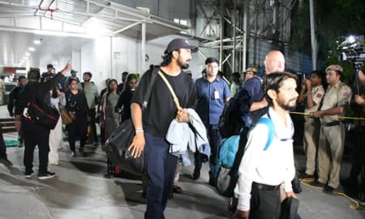 IPL 2025: Special Vande Bharat Train With PBKS & DC Teams, Other Key Personnel Reach New Delhi சிறப்பு ரயில் மூலம் பாதுகாப்பாக அழைத்து வரப்பட்ட ஐபிஎல் வீரர்கள் - காணொளி!