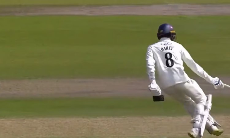 VIDEO: रन लेते वक्त बल्लेबाज़ की जेब से गिरा मोबाइल, काउंटी क्रिकेट में दिखा गज़ब का नज़ारा