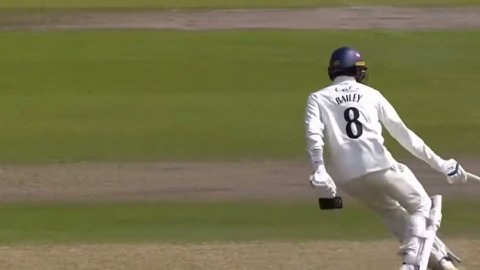 VIDEO: रन लेते वक्त बल्लेबाज़ की जेब से गिरा मोबाइल, काउंटी क्रिकेट में दिखा गज़ब का नज़ारा