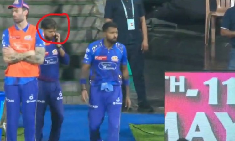  VIDEO: लाइव मैच के दौरान मोबाइल फोन पर बात करता दिखा MI का सपोर्ट स्टाफ मेंबर, IPL के नियमों का हुआ