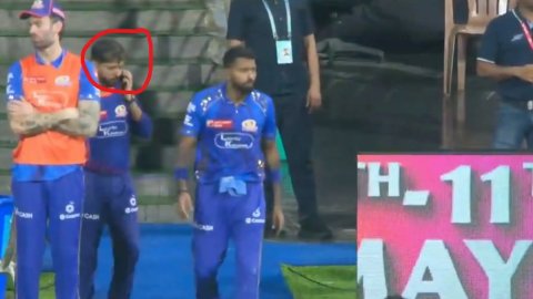  VIDEO: लाइव मैच के दौरान मोबाइल फोन पर बात करता दिखा MI का सपोर्ट स्टाफ मेंबर, IPL के नियमों का हुआ
