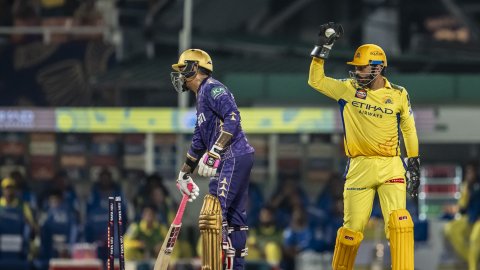 MS Dhoni becomes the first wicketkeeper to make 200 dismissals in IPL history! ஐபிஎல் தொடரில் புதிய வரலாறு படைத்த எம் எஸ் தோனி!