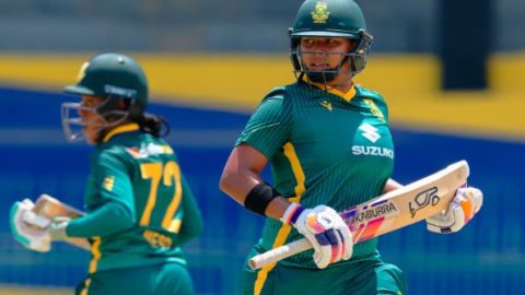Odi Tri Series: Annerie Dercksen and Lara Goodall top score for South Africa to take them to a compe முத்தரப்பு ஒருநாள் தொடர்: இலங்கை அணிக்கு 236 ரன்களை இலக்காக நிர்ணயித்தது தென் ஆப்பிரிக்கா!