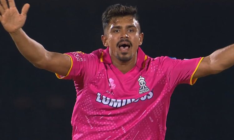 Watch - Maheesh Theekshana cleans up Ryan Rickelton with brilliant delivery! ரிக்கெல்டனை க்ளீன் போல்டாக்கிய மஹீஷ் தீக்ஷ்னா - காணொளி!