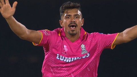 Watch - Maheesh Theekshana cleans up Ryan Rickelton with brilliant delivery! ரிக்கெல்டனை க்ளீன் போல்டாக்கிய மஹீஷ் தீக்ஷ்னா - காணொளி!