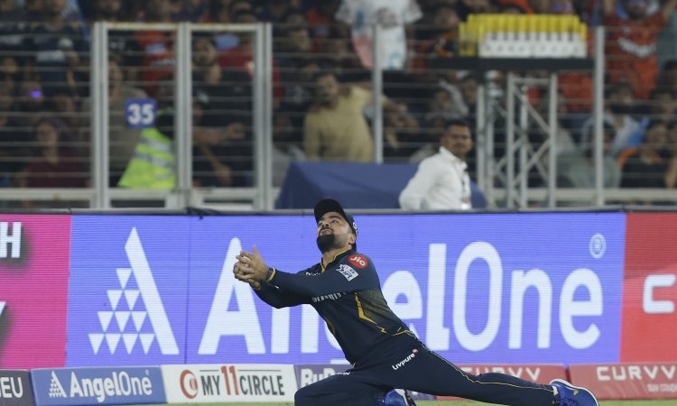 Watch - Rashid Khan takes unbelievable running catch to remove Travis Head! அபாரமான கேட்சை பிடித்து ரசிகர்களை வியப்பில் ஆழ்த்திய ரஷித் கான் - காணொளி!