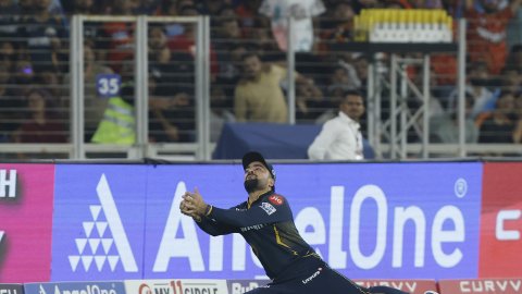 Watch - Rashid Khan takes unbelievable running catch to remove Travis Head! அபாரமான கேட்சை பிடித்து ரசிகர்களை வியப்பில் ஆழ்த்திய ரஷித் கான் - காணொளி!