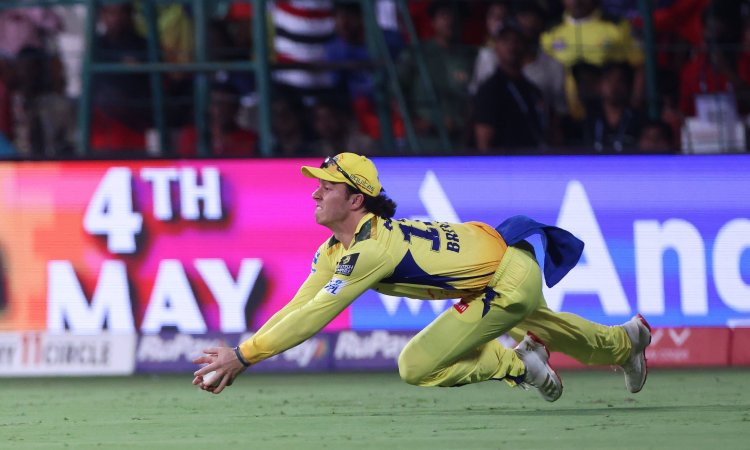 Watch- Dewald Brevis grabs outstanding diving catch to dismiss Jacob Bethell! மீண்டும் அபாரமான கேட்சை பிடித்த டெவால்ட் பிரீவிஸ் - காணொளி!