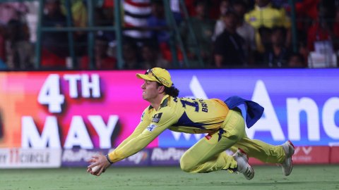 Watch- Dewald Brevis grabs outstanding diving catch to dismiss Jacob Bethell! மீண்டும் அபாரமான கேட்சை பிடித்த டெவால்ட் பிரீவிஸ் - காணொளி!