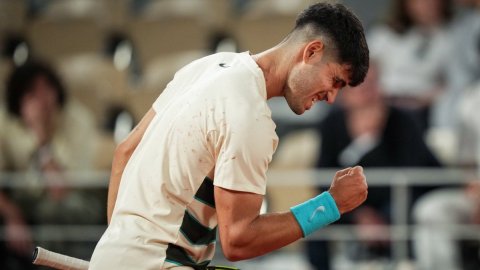 Alcaraz battles past Dzumhur to reach French Open fourth round