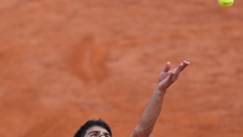 Alcaraz beats Khachanov to move into quarterfinals in Rome