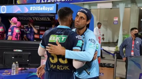 MI Skipper Hardik, GT Head Coach Nehra Penalised For IPL Code Of Conduct Breach ஐபிஎல் விதிகளை மீறியதாக ஹர்திக் பாண்டியா, ஆஷிஷ் நெஹ்ராவுக்கு அபராதம்!